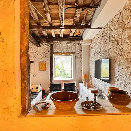 Casa De Piedra Y Lombera * Limpias