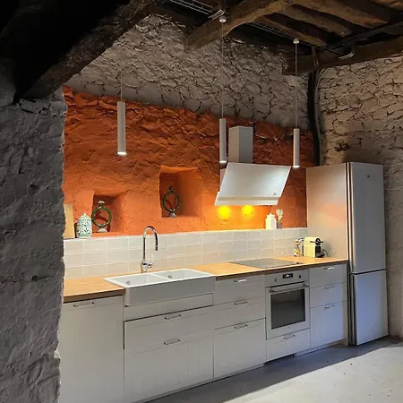 Casa De Piedra Y Lombera * Limpias